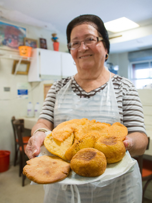 Foto:La reina indiscutible de la cafetería Big Boy, doña Santia Ramírez, es también la creadora de suculentas frituras criollas.